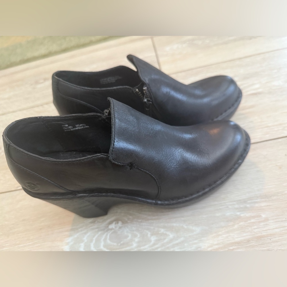 New Born Crown clog mule shoes.  Comfy.   Wedge. Fall winter. Leather. 7-1/2